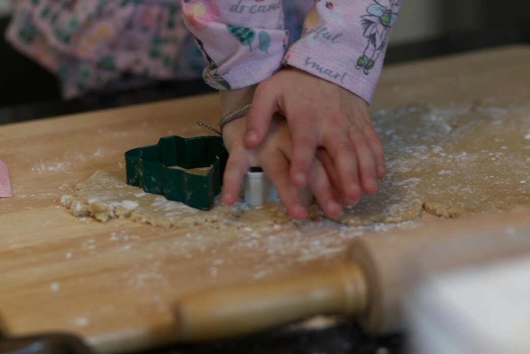 kids baking cookies